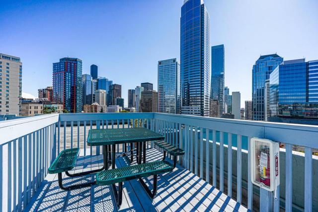 Luxury Downtown Studio King Bed City View