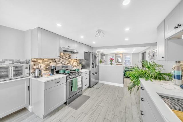 3 bedroom 4 bed duplex large backyard
