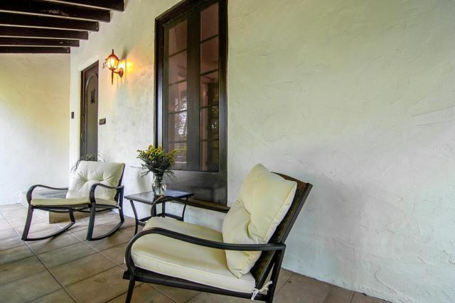 Beautiful Large 3 Bedroom 2 Bath Plus Pool and Jacuzzi