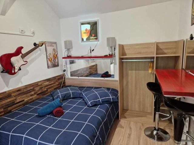 07 - Joli studio tout équipé avec un lit double, vue sur jardin, parking privatif gratuit, grand fourgon possible, tout le linge de maison est fourni