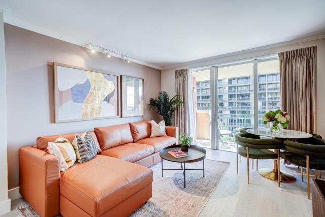 Coconut Grove Beauty 1 bedroom Bayview Condo with Free Parking