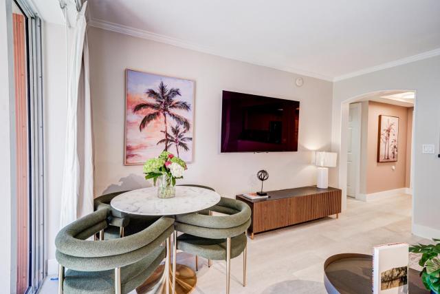 Coconut Grove Beauty 1 bedroom Bayview Condo with Free Parking