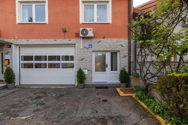 Apartments with parking space Zagreb - 22812