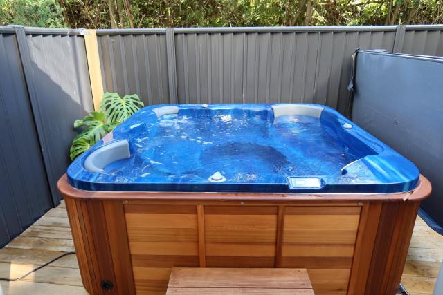 Auckland City Escape Modern Home with Spa Pool