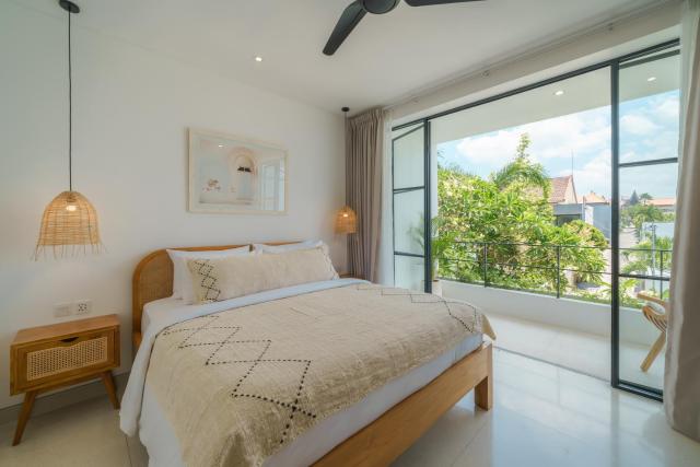 Puri Senang - Modern 4BR Pool Villa , Central Berawa , 6 min to Beach & Finns