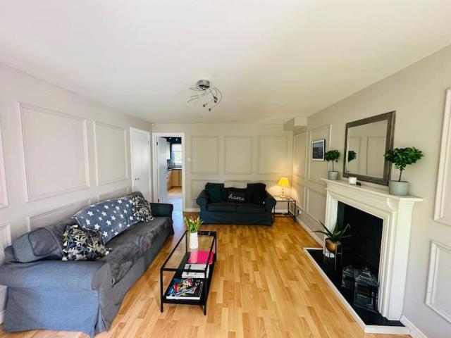 Stunning semi-detached townhouse, Holywood, Sleeps 6 - 10 mins from Belfast