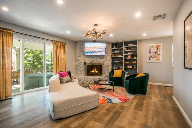 Oasis Retreat - Hot Tub - King Bd - Fire Pit - Games - Near Golf - 4 Bdrm - Sleeps up to 12