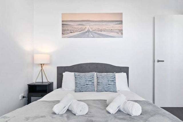 Lightview Oasis- Modern 2BR Apt- WiFi & Parking