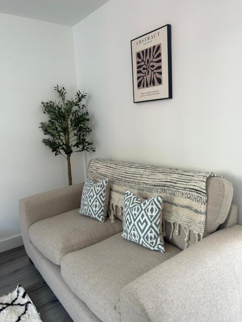 Stylish Barwell Home C with Free Parking - Sleeps 4