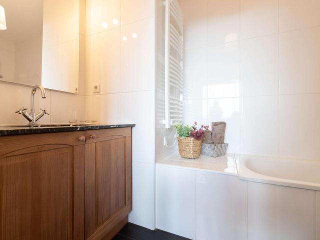 Appartement skis aux pieds avec piscine chauffée et parking - FR-1-296-345