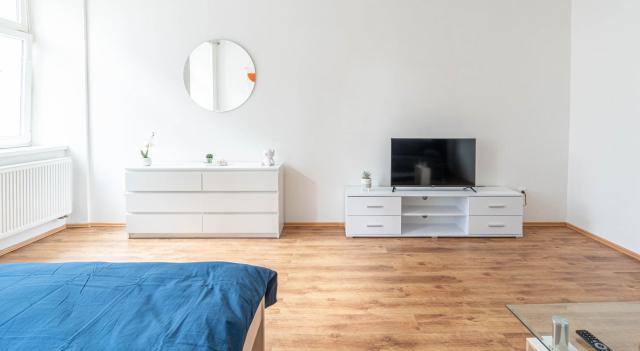 Sunny City Centre Apartment for 4 by AP