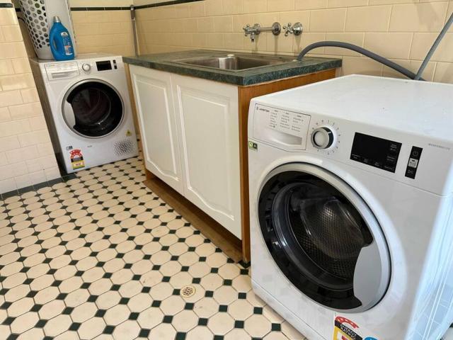 Spacious bright home close to shops and cafe's