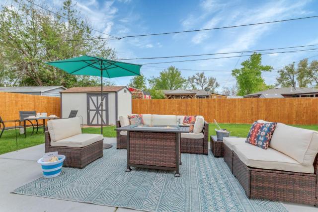Backyard BBQ Retreat: Central 3bd - Prime Location