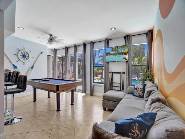 Large GAY MEN'S 1 bedroom w Gameroom heated pool clothing optional