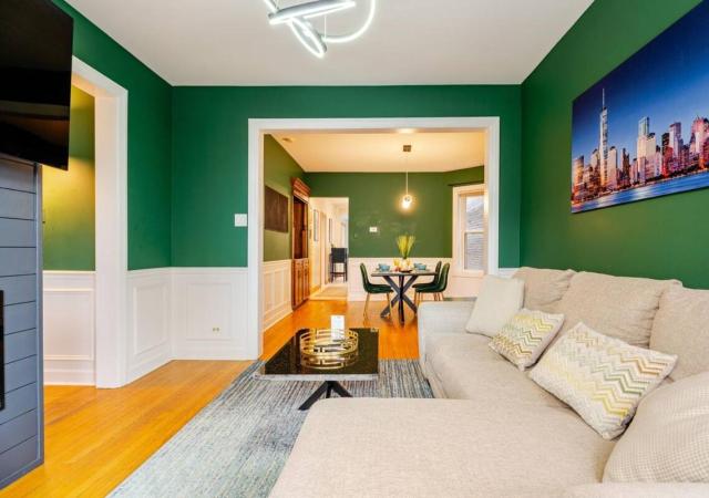 2 Bed Apt w/ Office, Free Parking, Near Wrigley
