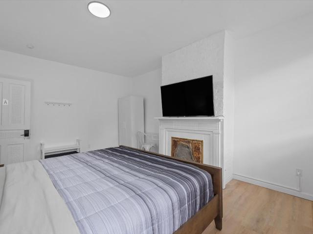 Shadyside, Central 3A Modern and Spacious Private Bedroom With Shared Bathroom and FREE Parking