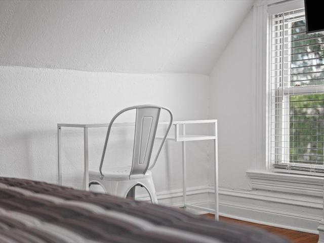 Shadyside, Central 3B Modern and Stylish Private Bedroom With Shared Bathroom and Free Parking