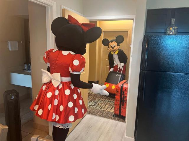 3 beds DisneyFree Shuttle