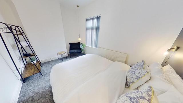 Elegant 2 Bed House Near City Centre