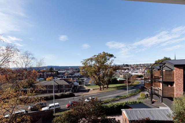 Timeless Elegance with City Views Wi-Fi & Parking