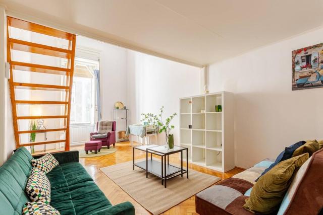 Vibrant center apartment