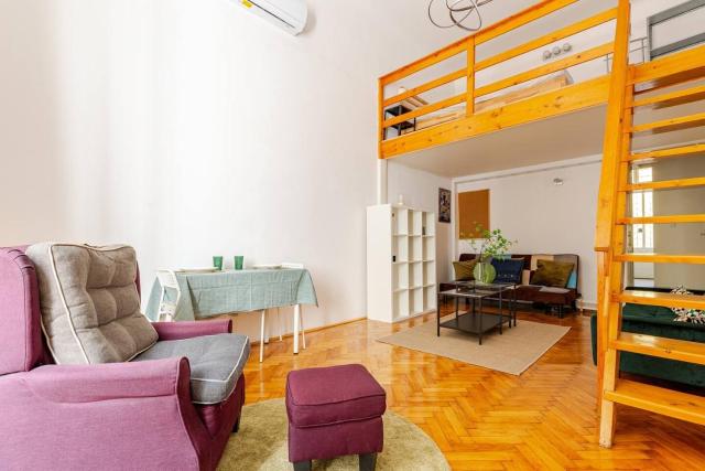 Vibrant center apartment