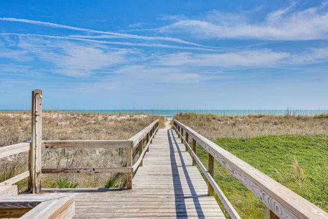 Breezy Carolina Beach Condo w/ Balcony & Pools!