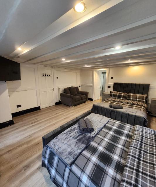 Rainsough Cottage Guest House - Shared Bathroom - Free Parking & WiFi