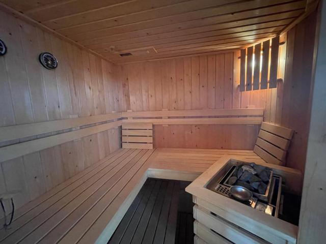 Poellodge XL, houseboat met whirlpool en sauna