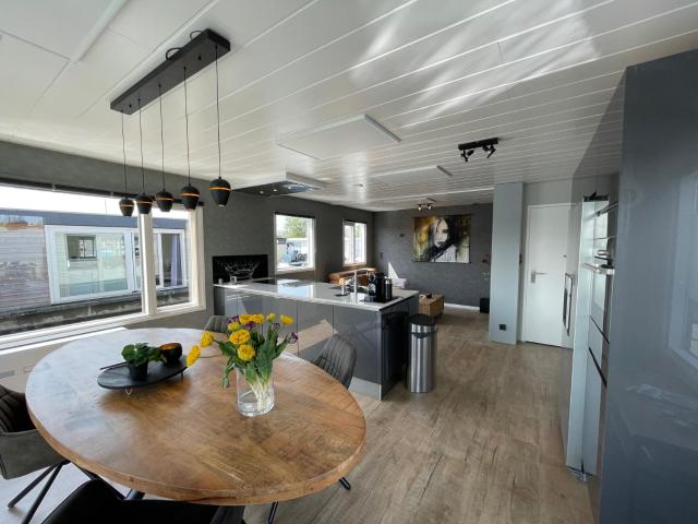 Poellodge XL, houseboat met whirlpool en sauna