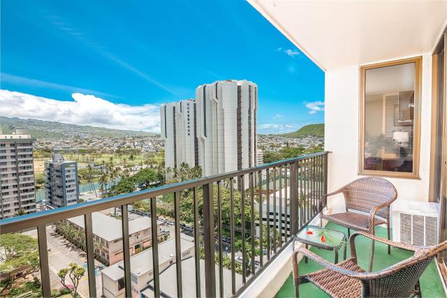 16FL Waikiki Banyan with Parking, Steps from Beach