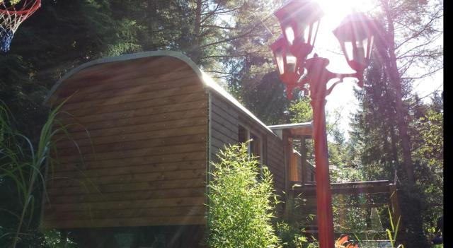 Zirkuswagen im Grünen Glamping