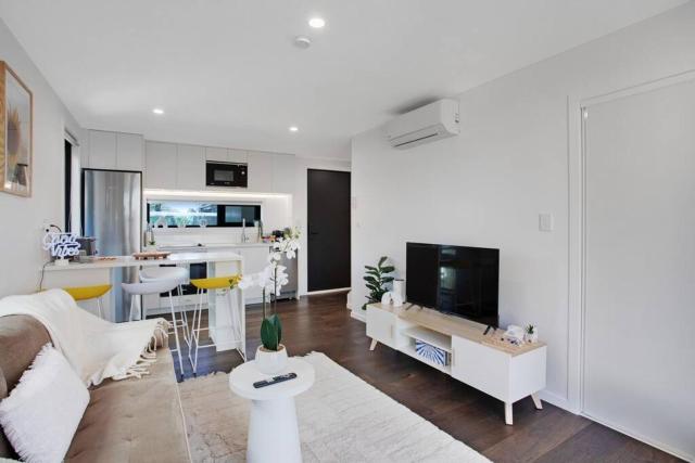 Modern Family Home 7km Airport Free Park