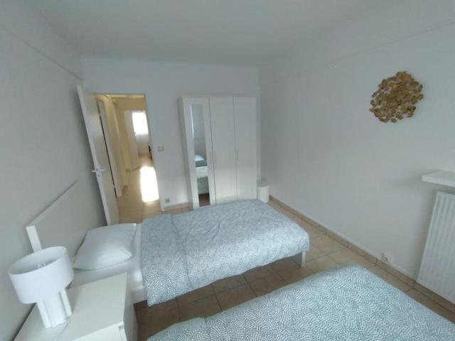 5 mn, 450m walk Metro La Defense, 3 bedrooms, Parking