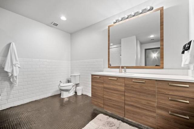 Stylish Downtown Stay | Pool, Gym, Valet Parking