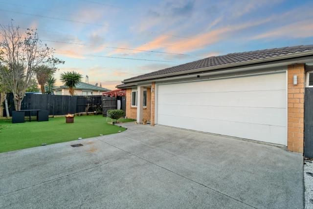 Lux 4 Bedroom in Auckland with Spa and Light Breakfast