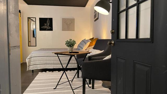 Lovely Spacious Guesthouse in Mills 50 District