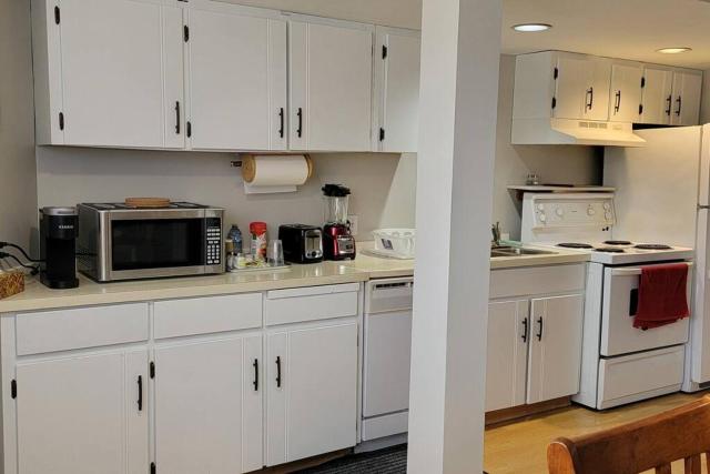 Cheerful 2BR suite, onsite free parking for your CAR