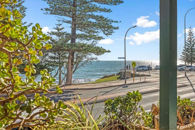 8 Cottesloe Steps to beach - sleeps 3