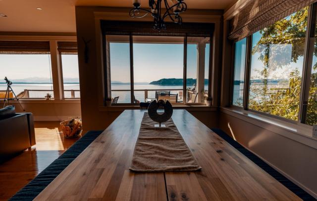 Stunning House with Views of Puget Sound! Ideal for Family Reunions