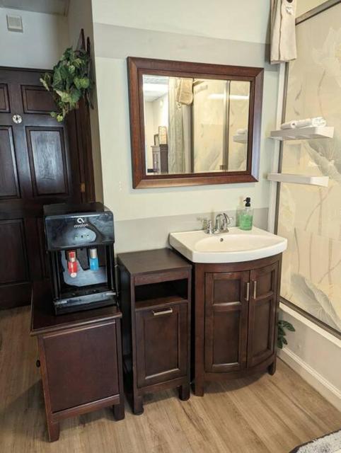 Walkable Uptown area, King Suite, Quiet and Private