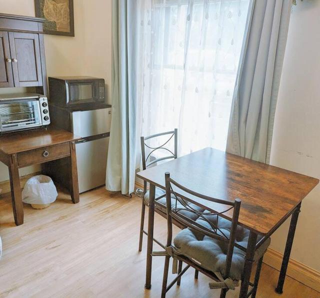 Walkable Uptown area, King Suite, Quiet and Private