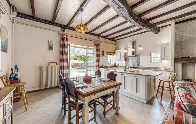 4 Bedroom Cozy Home In Escos