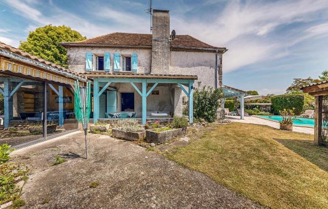 4 Bedroom Cozy Home In Escos