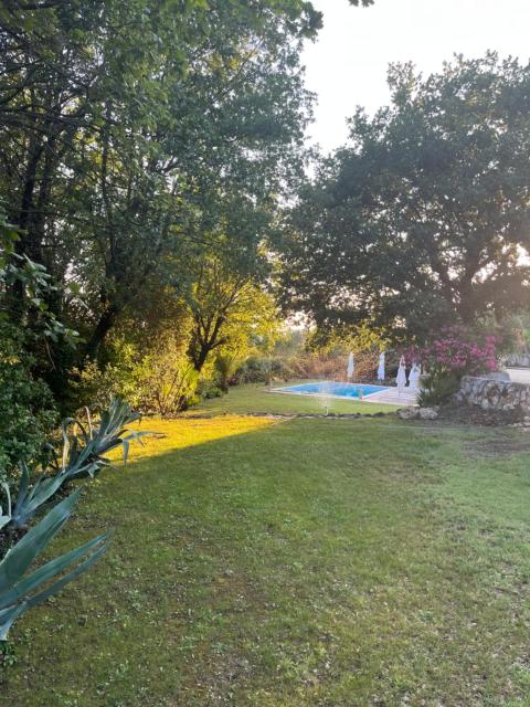 Rez de villa , beau jardin avec piscine