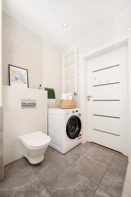 Elegant Apartment Manufaktura 2BR & 2 Baths & Parking