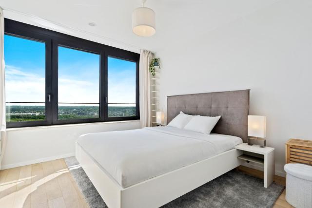 Luxurious City Retreat Balcony & Pool Access