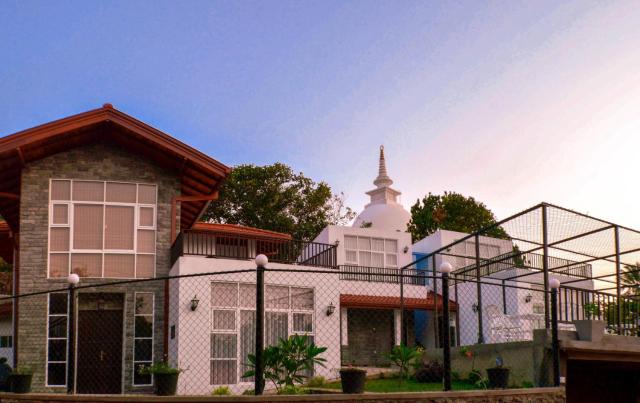 Villa Baywatch, Rumassala