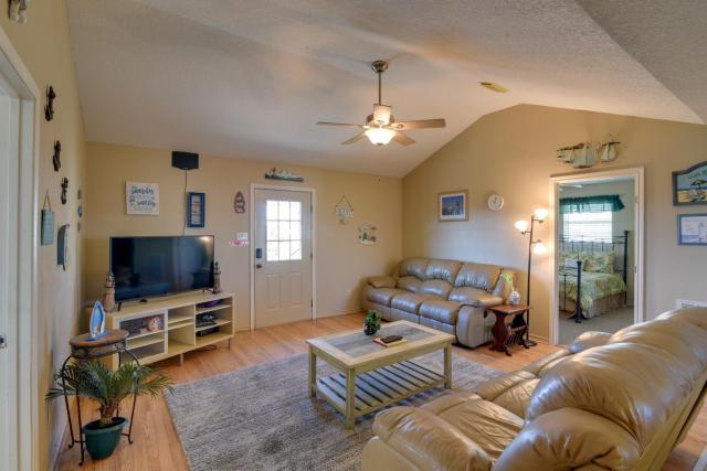 Walk to Shore & Restaurants: Surfside Beach Home!