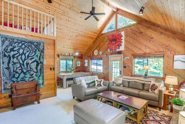 Mars Hill Cabin w/ Pool Table ~ 2 Mi to Wolf Ridge